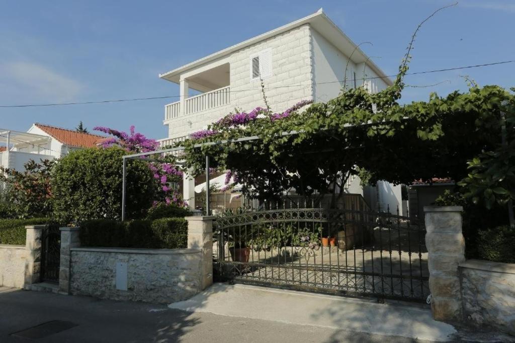 Apartment With A Parking Space Supetar, Brac - 23147 *